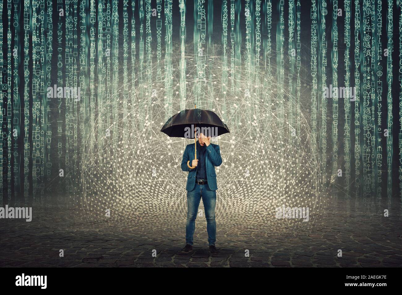 Geschäftsmann ausblenden Gesicht stand unter dem Dach Schild des Internet Viren als Matrix Code oben wie ein Regen zu schützen. Anonyme pers Stockfoto