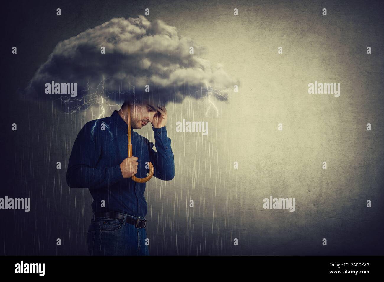 Pessimistischer Mensch, stehen unter Regen, leiden Angst als Holding einen Regenschirm Gewitter wolke über dem Kopf. Konzept der Gedächtnisverlust und Demenz disea Stockfoto