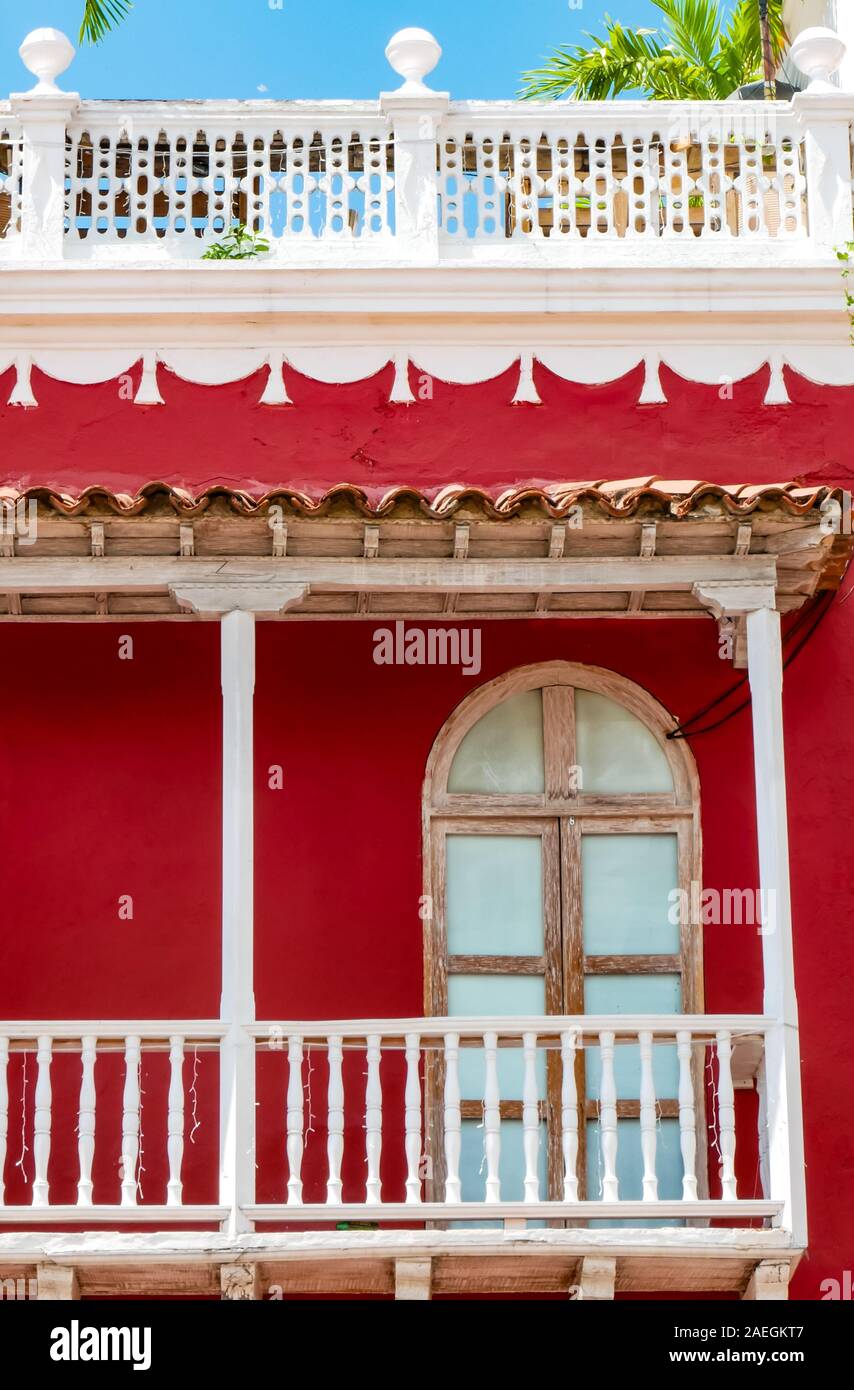 Detailansicht auf typischen Lateinamerikanischen Kolonialzeit rote und weiße Fenster Balkon in Cartagena, Kolumbien. Stockfoto