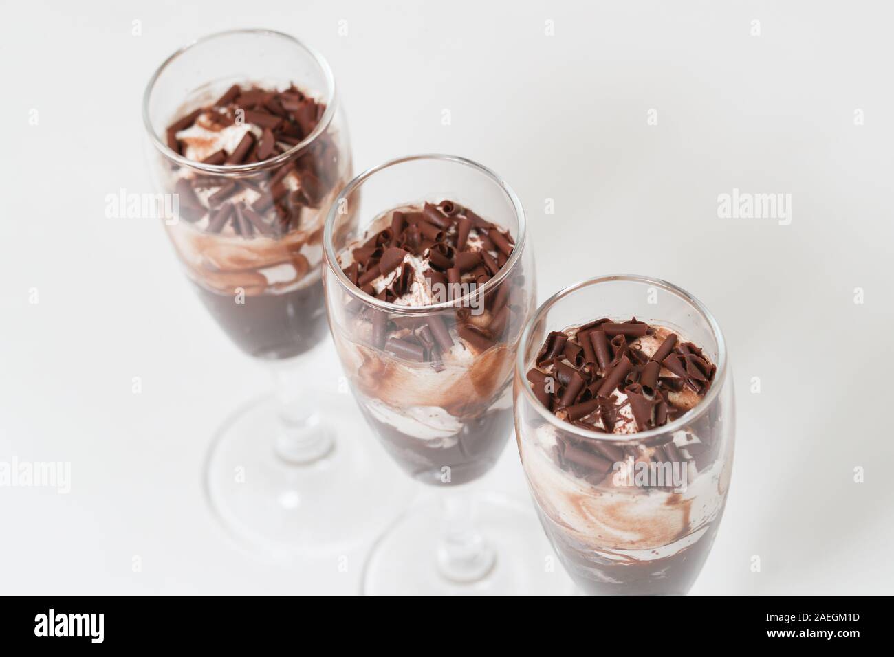 Kleinigkeit Layered Dessert mit Schokolade Schwamm Stockfoto