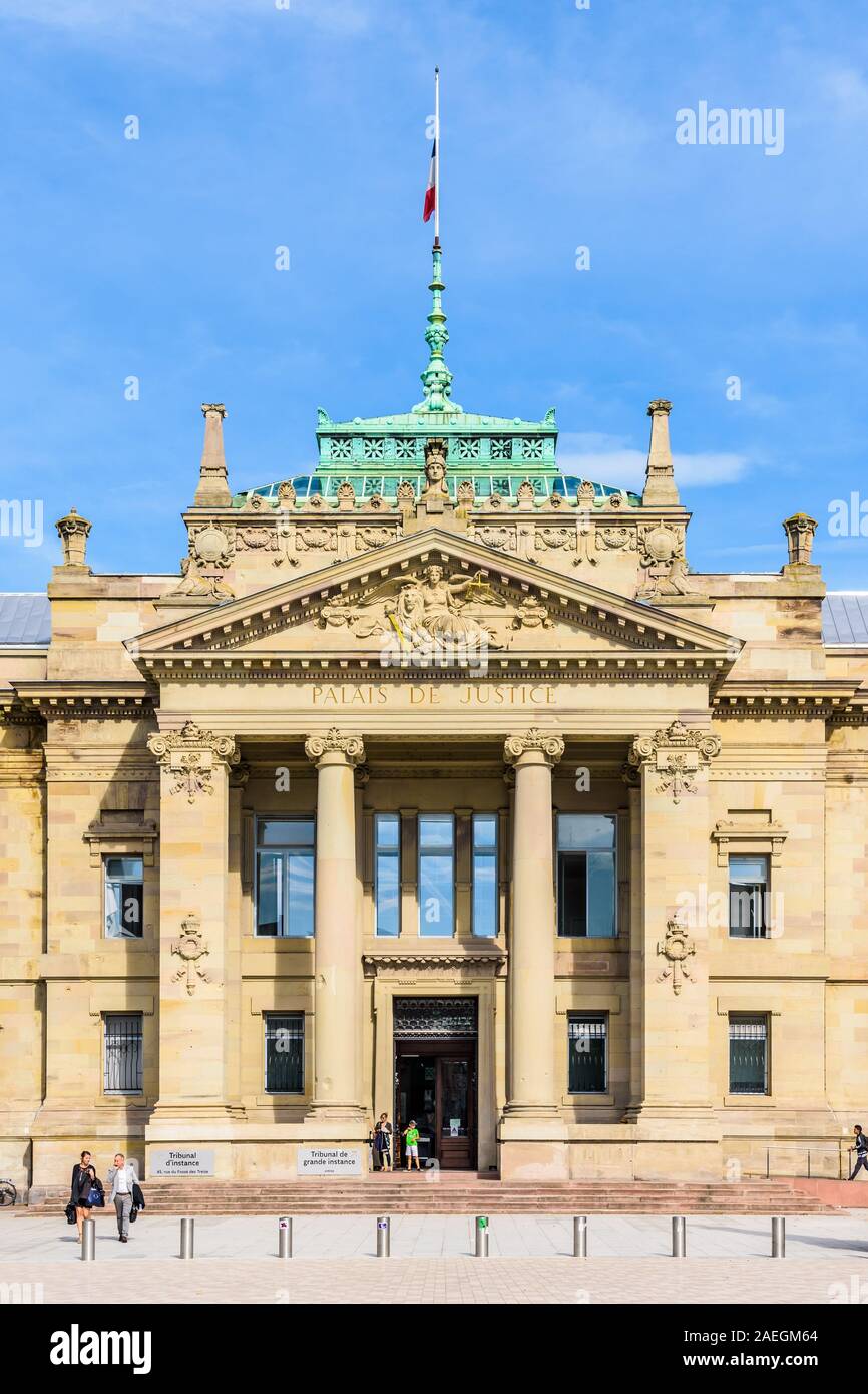 Vorderansicht des Portikus mit ionischen Säulen des Palais de Justice, ein neo-griechischen Palastes unter dem Deutschen Reich, in dem sich das hohe Gericht gebaut. Stockfoto