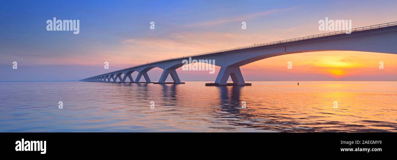 Die zeelandbrug (Zeeland Bridge) in der niederländischen Provinz Zeeland, fotografiert bei Sonnenaufgang. Zum Zeitpunkt der Errichtung in den 60er Jahren den Zeeland Brücke Stockfoto