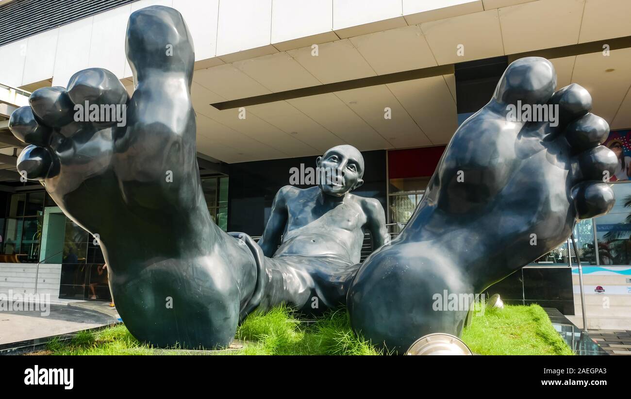 Bigfoot Statue von Idan Zareski vor bocagrande Square Mall (Centro Comercial) Stockfoto