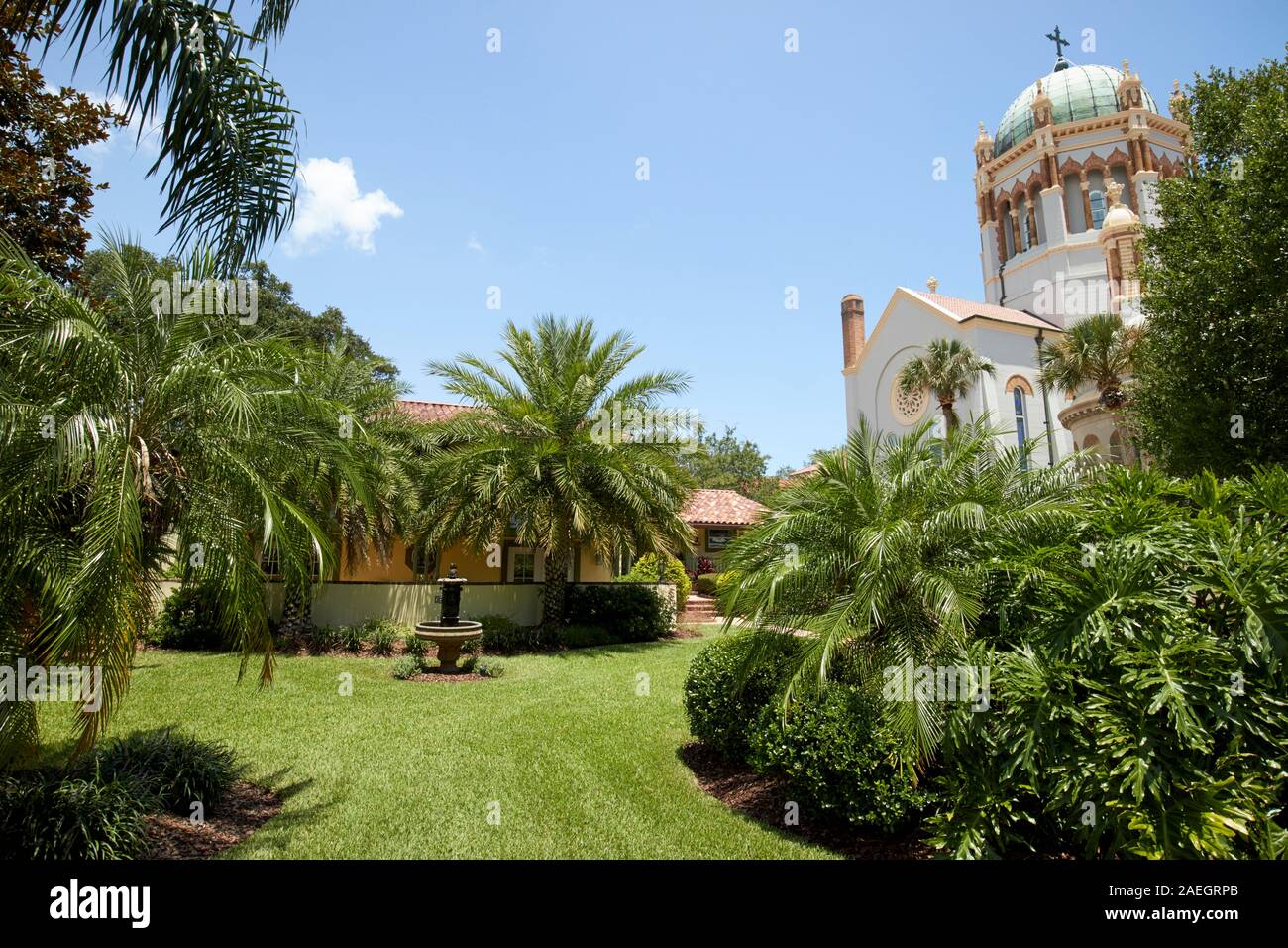 Großes Haus im spanischen Stil und Flagler memorial Presbyterian Church auf dem Modell Land Company historischen Bezirk St Augustine florida usa Stockfoto