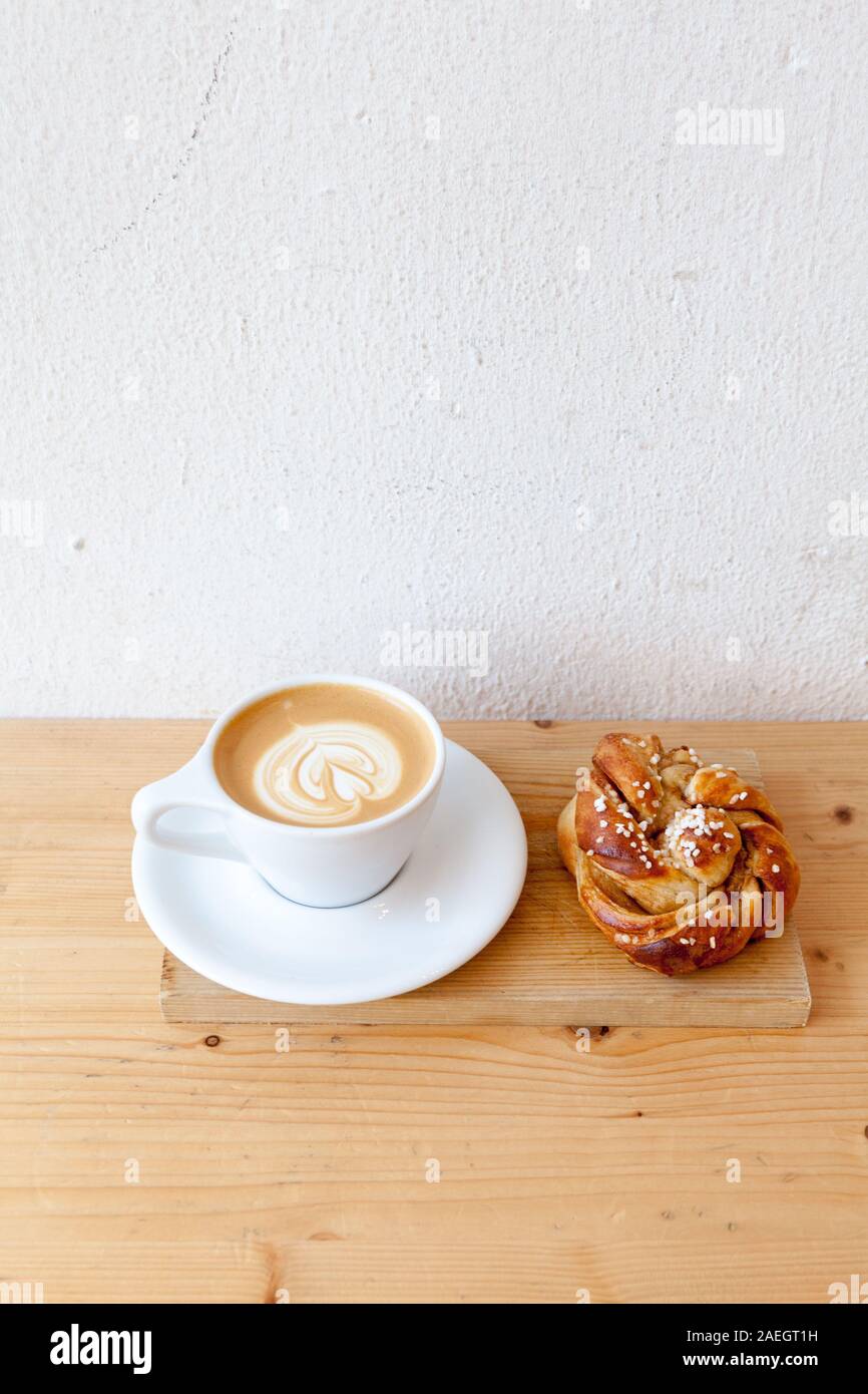 Tasse Latte und Zimt im skandinavischen Embassy Café, Amsterdam Stockfoto