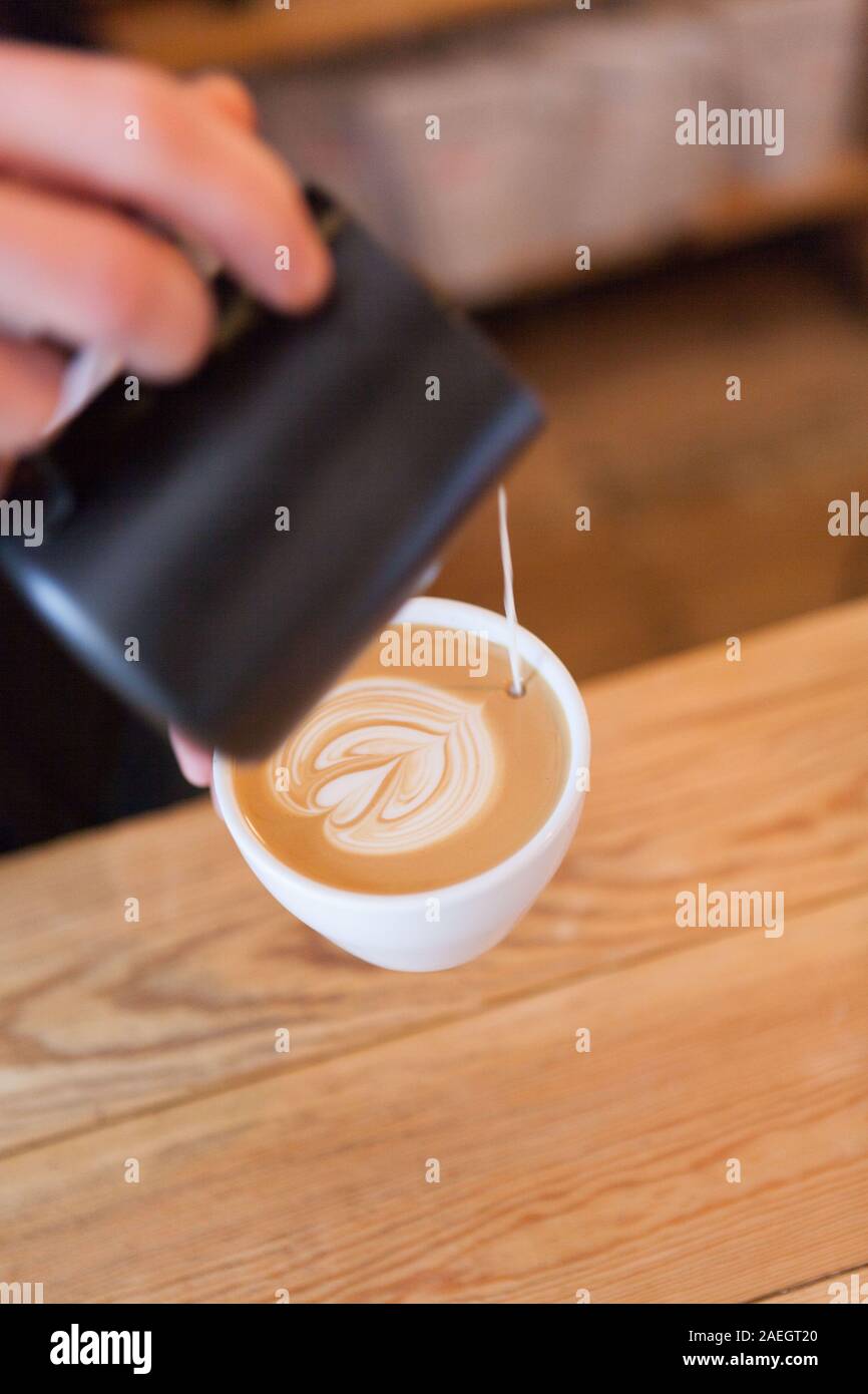 Makin einer Tasse Latte im skandinavischen Embassy Café, Amsterdam Stockfoto