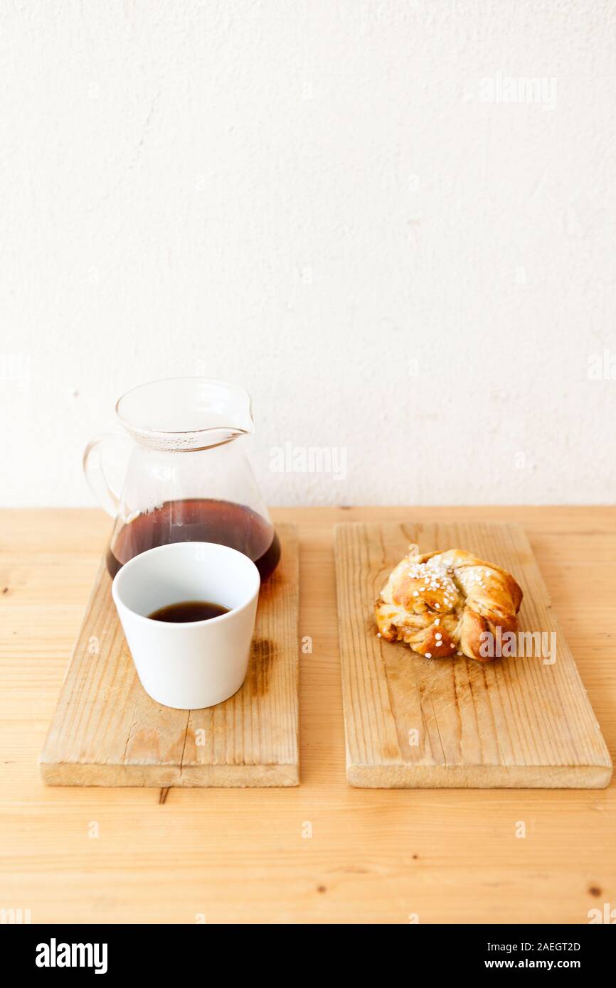 Kaffee & Cinnamon Bun Stockfoto