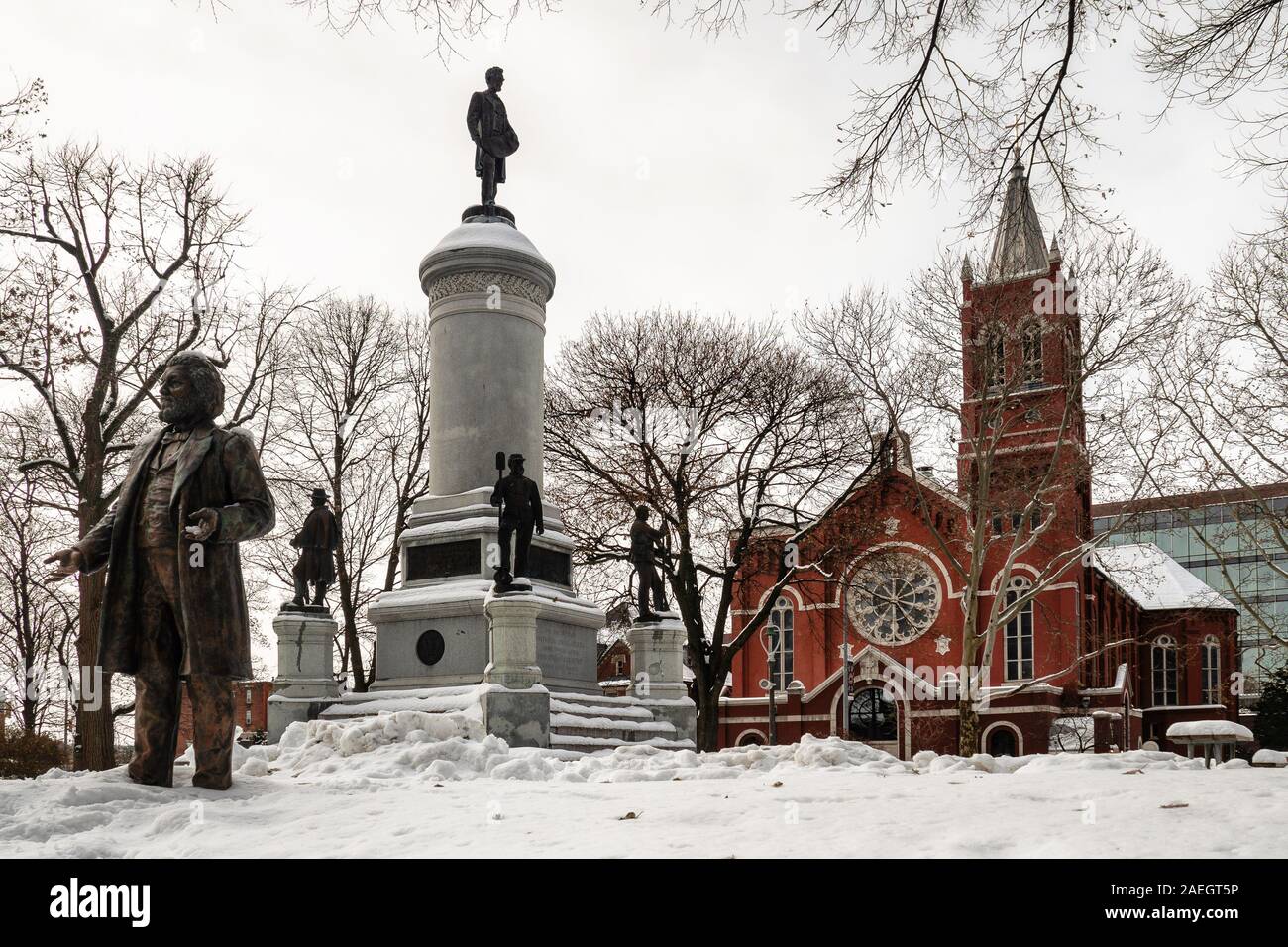 Rochester, New York, USA. Dezember 8, 2019. Die Soldaten und Matrosen Denkmal mit der Marienkirche im Hintergrund im Washington Square Park in d Stockfoto