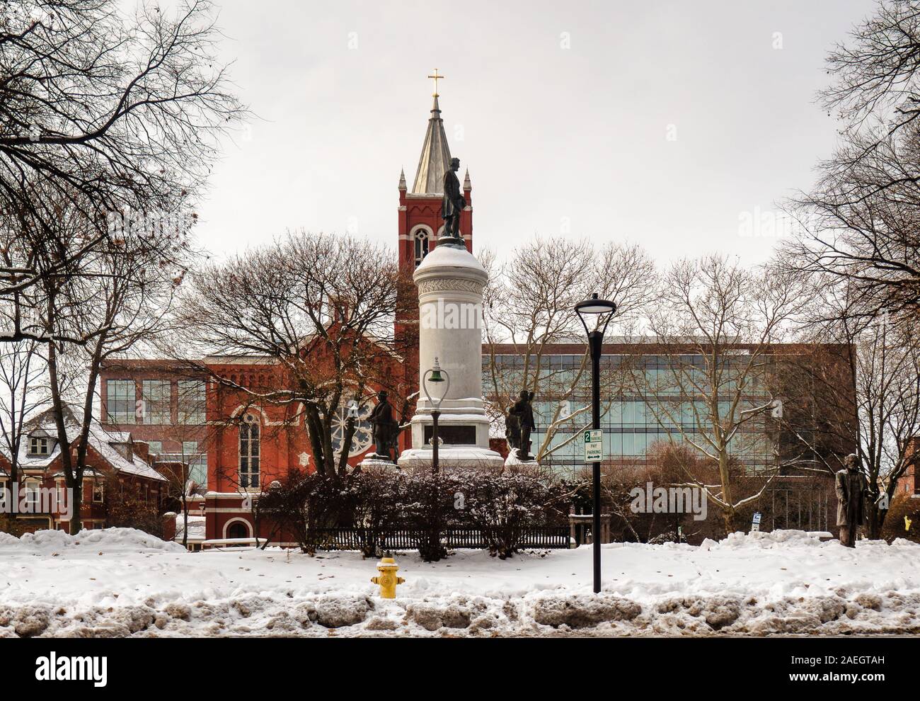 Rochester, New York, USA. Dezember 8, 2019. Blick auf den Washington Square Park in der Innenstadt von Rochester, New York, nach einem späten Herbst Schneefall mit dem Soldi Stockfoto