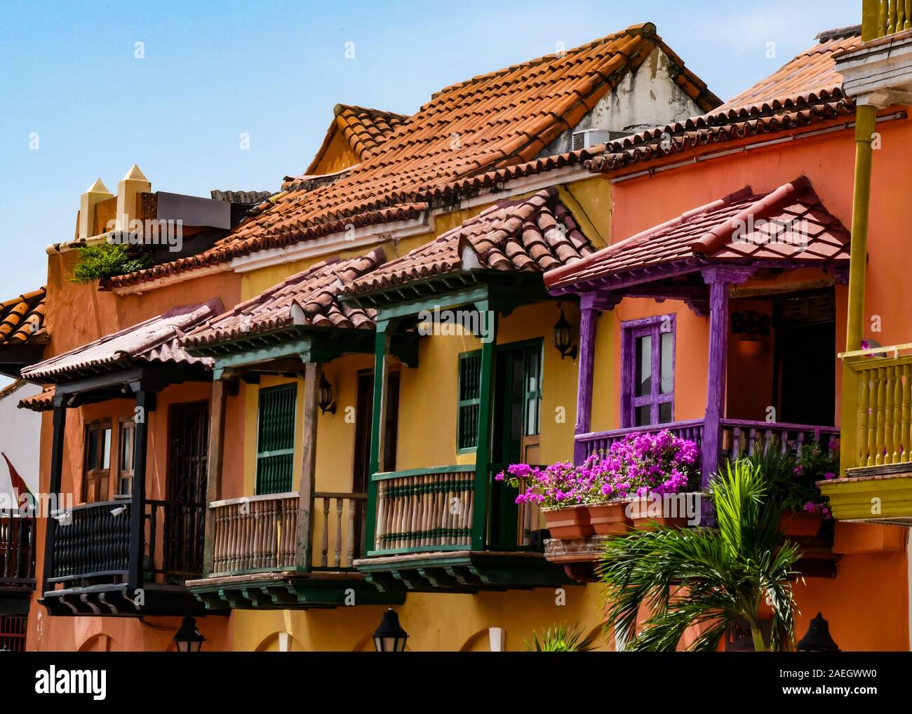 Schöne und farbenfrohe Architektur in der Plaza de los Coches in Cartagena. Nette Balkons mit Blumen Stockfoto