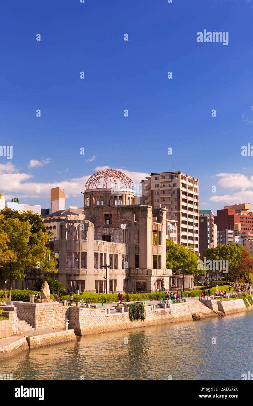 Die Atombombe Kuppel (原爆ドーム) entlang des Flusses in Hiroshima an einem sonnigen Nachmittag im Herbst. Stockfoto