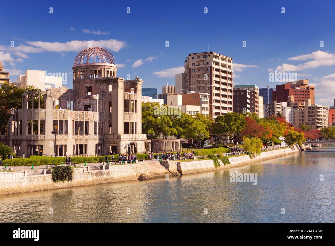 Die Atombombe Kuppel (原爆ドーム) entlang des Flusses in Hiroshima an einem sonnigen Nachmittag im Herbst. Stockfoto