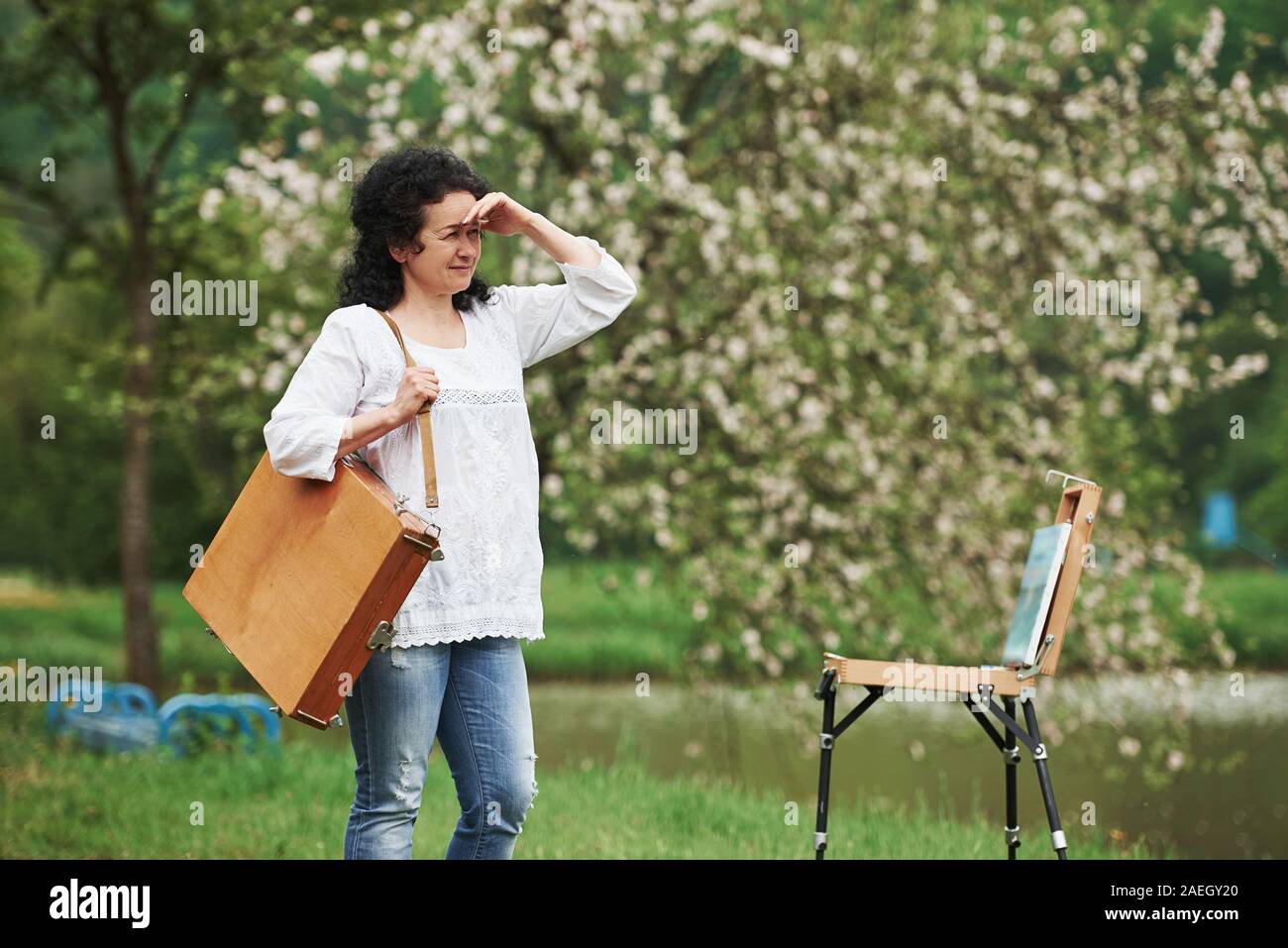 Allein in den Park. Reife Maler mit Fall der Instrumente haben einen Spaziergang Stockfoto