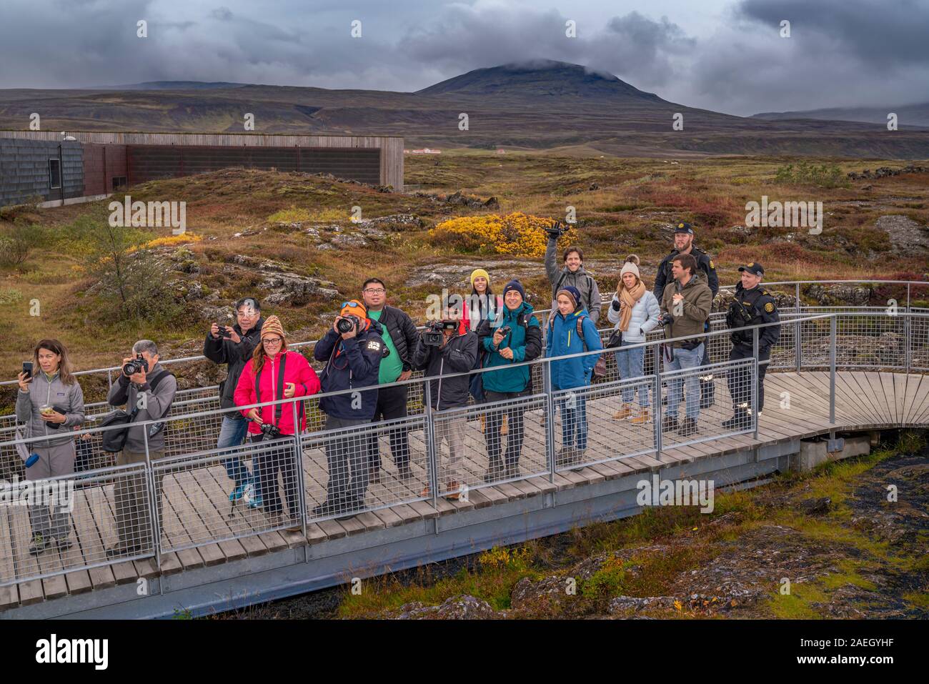 Touristen an den Nationalpark Thingvellir, Island. Unesco-Weltkulturerbe. Stockfoto