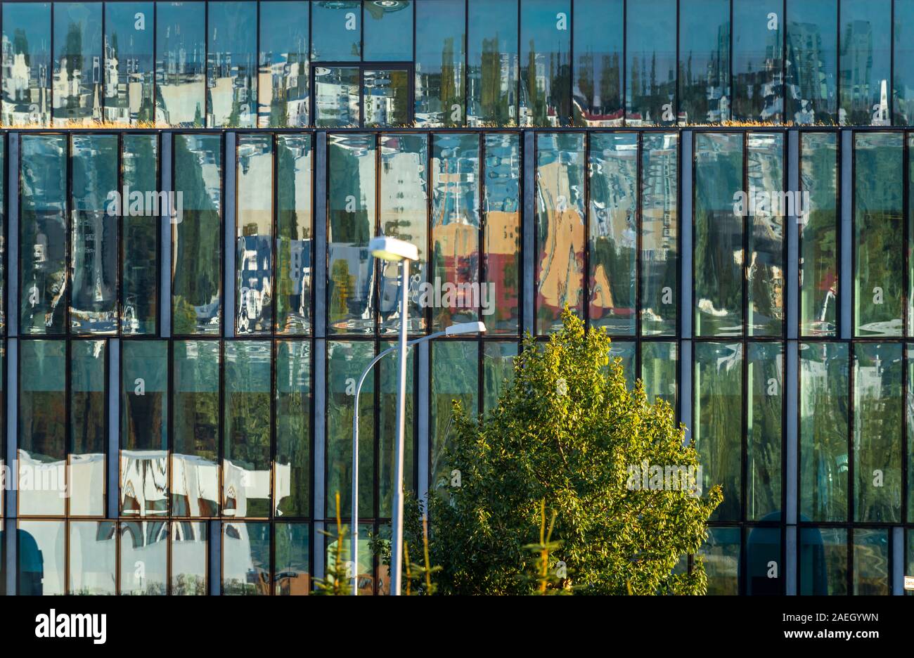 Reflexionen im Glasbau, Reykjavik, Island Stockfoto
