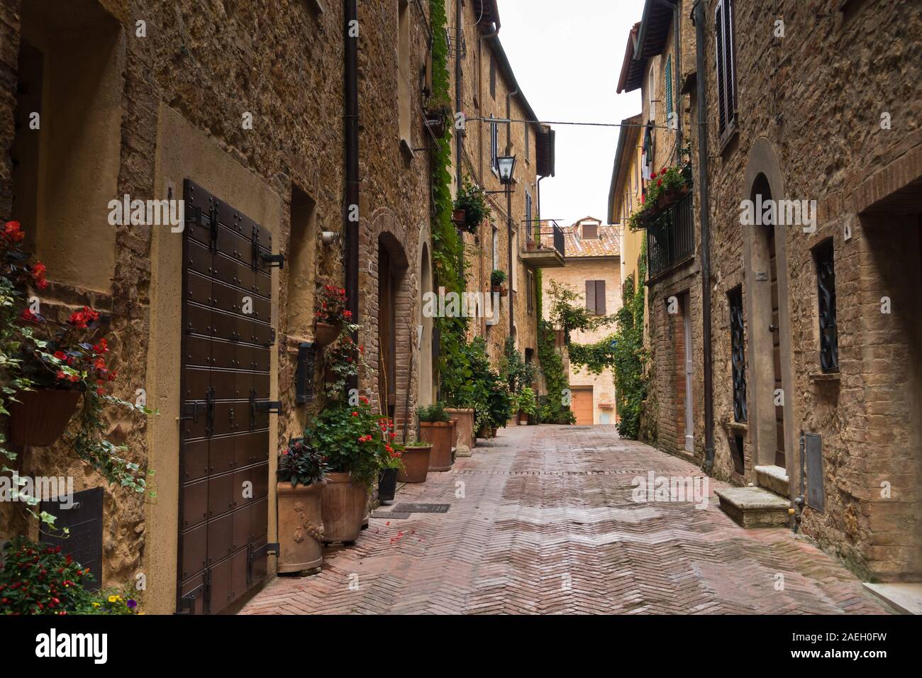 Schmale Gassen mit romantischen mittelalterlichen Architektur bei der Stadt Pienza, Provinz Siena, Toskana, Italien Stockfoto