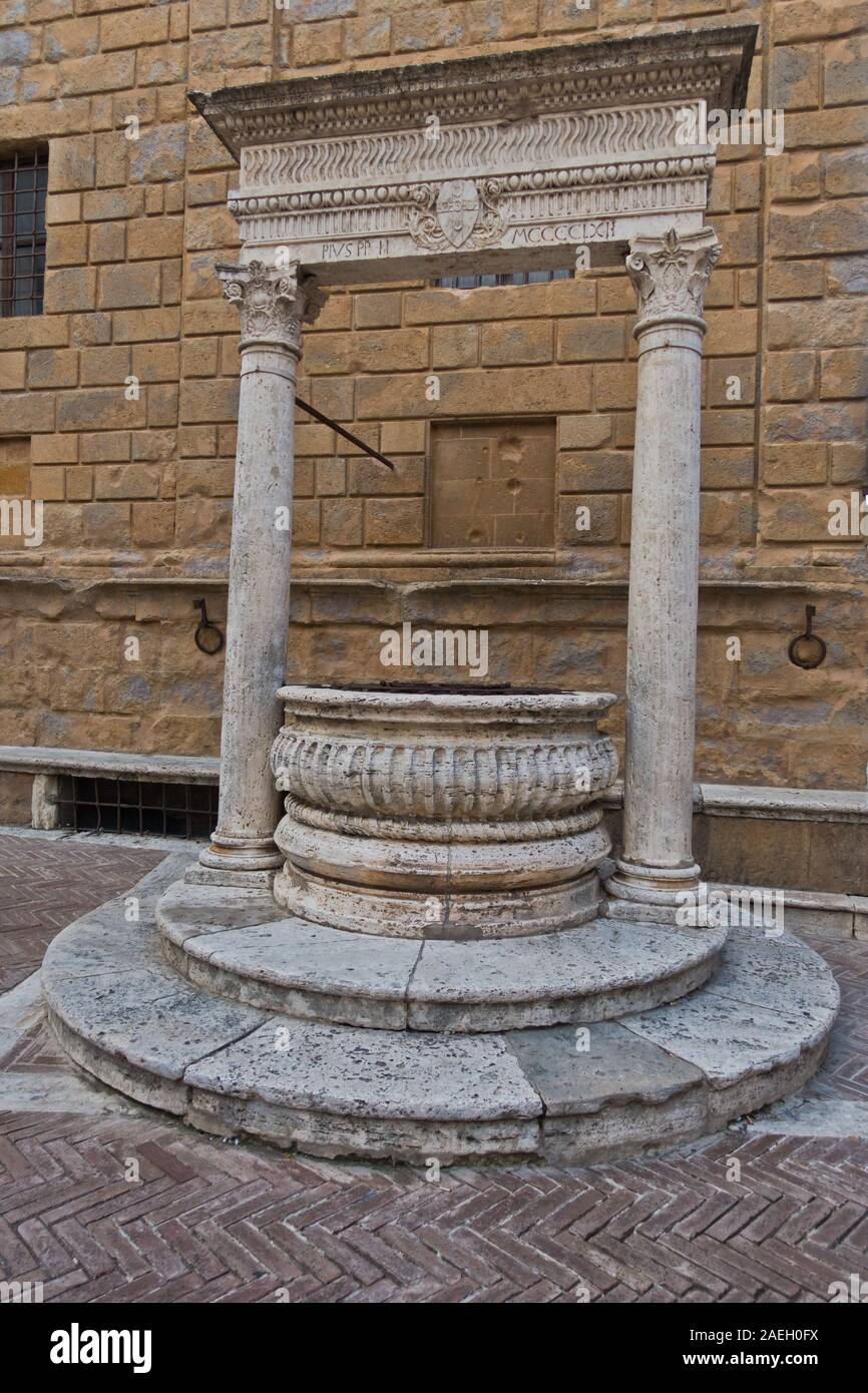 Auch vor einer Kirche am kleinen Platz in Pienza, Provinz Siena, Toskana, Italien Stockfoto