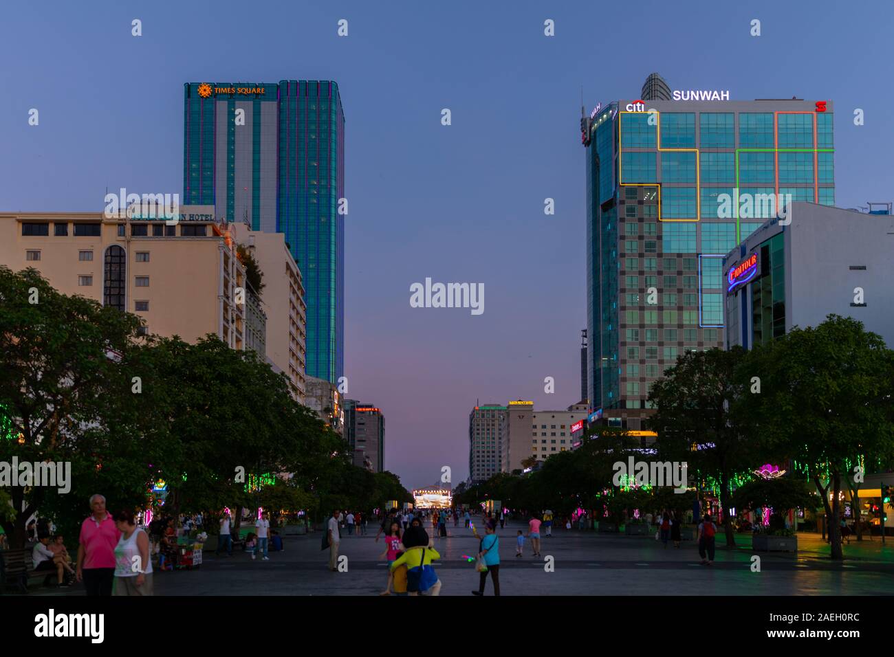 HO CHI MINH CITY - 03. März 2019: Sky scapers bei Sonnenuntergang. Stockfoto