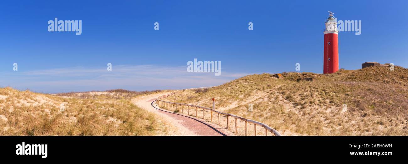 Ein Wanderweg führt bis zum Leuchtturm der Insel Texel in den Niederlanden an einem sonnigen Tag. Stockfoto