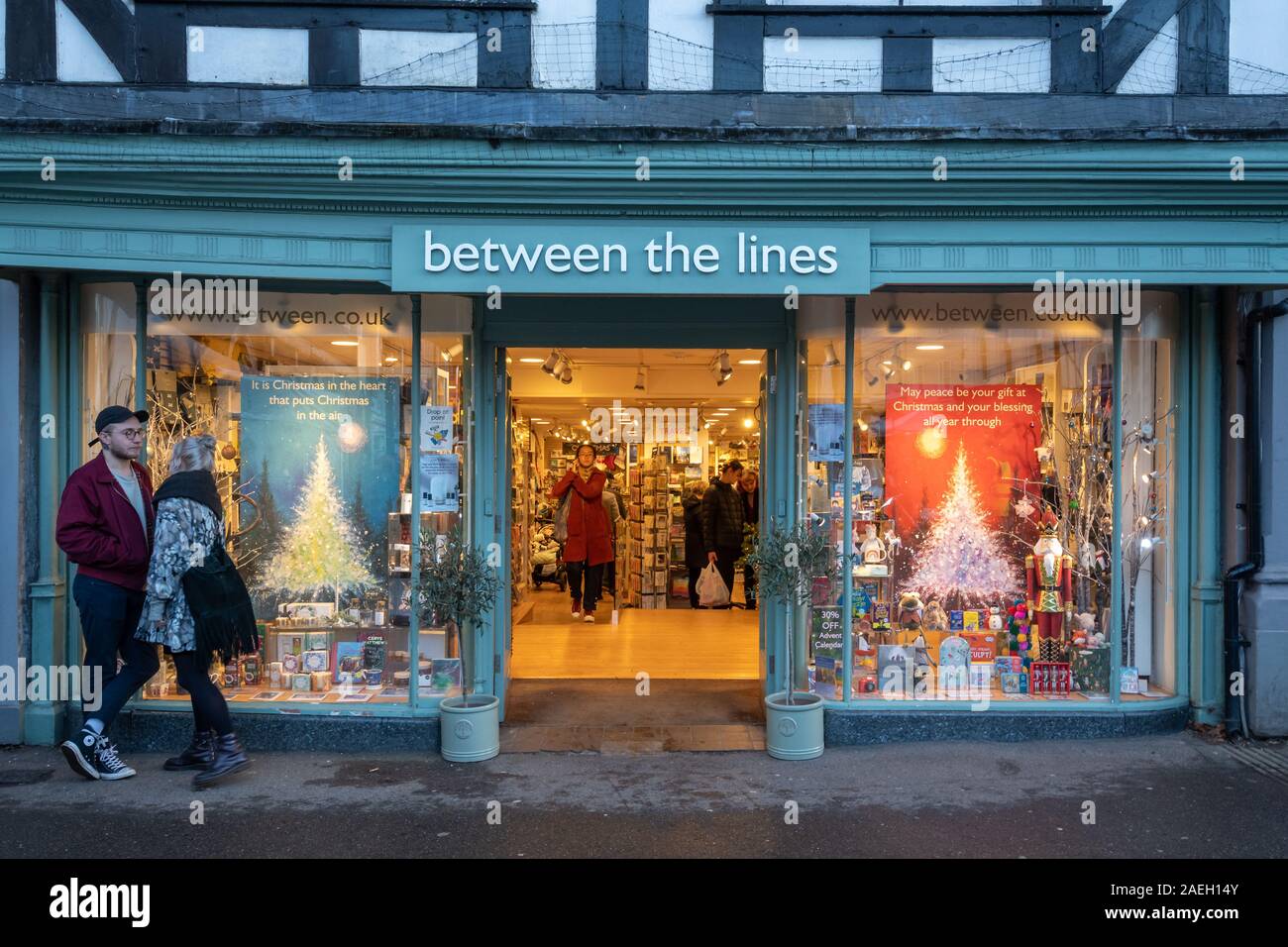 Zwischen den Zeilen, ein Souvenirgeschäft Stadtzentrum in Farnham, Surrey, Großbritannien Stockfoto