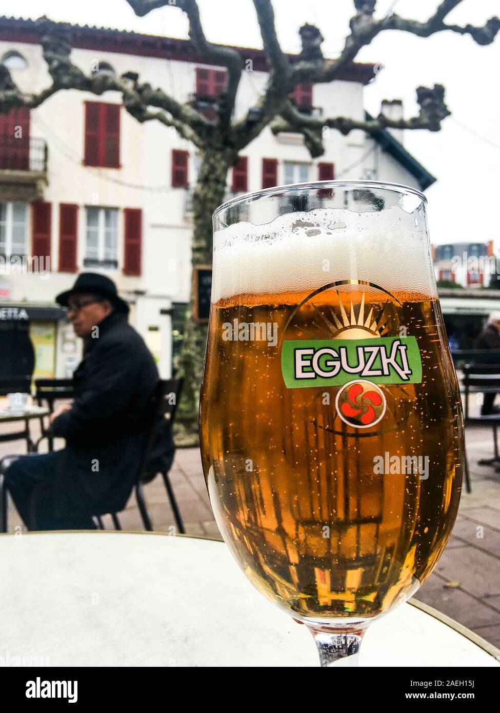 Ein Glas Eguzic baskischen Bier, Saint-Jean-de-Luz, Aquitanien, Frankreich  Stockfotografie - Alamy