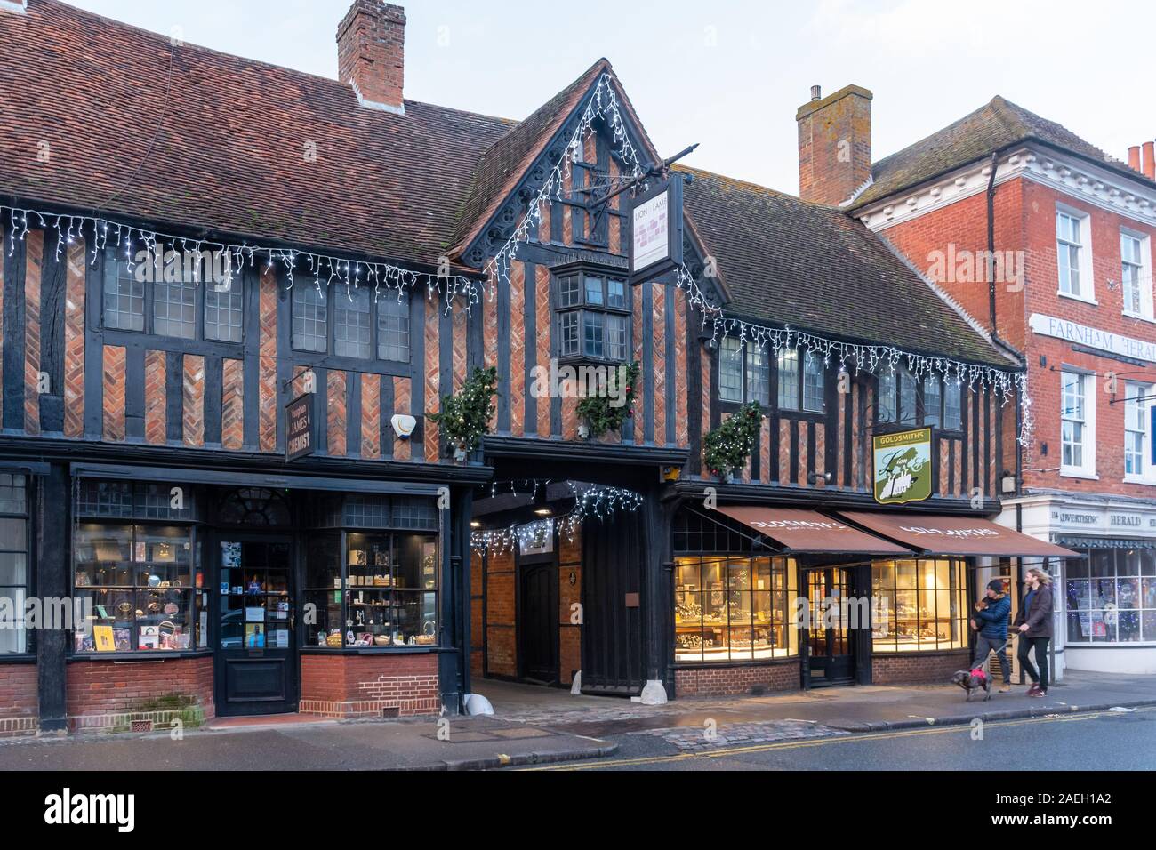 Weihnachtsbeleuchtung in Farnham Town Center, West Street, Surrey, Großbritannien Stockfoto