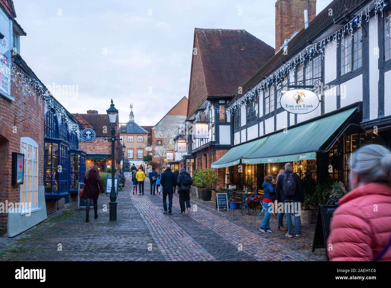 Weihnachtsbeleuchtung in der Dämmerung in Lion & Lamb Yard, Farnham, Surrey, Großbritannien Stockfoto