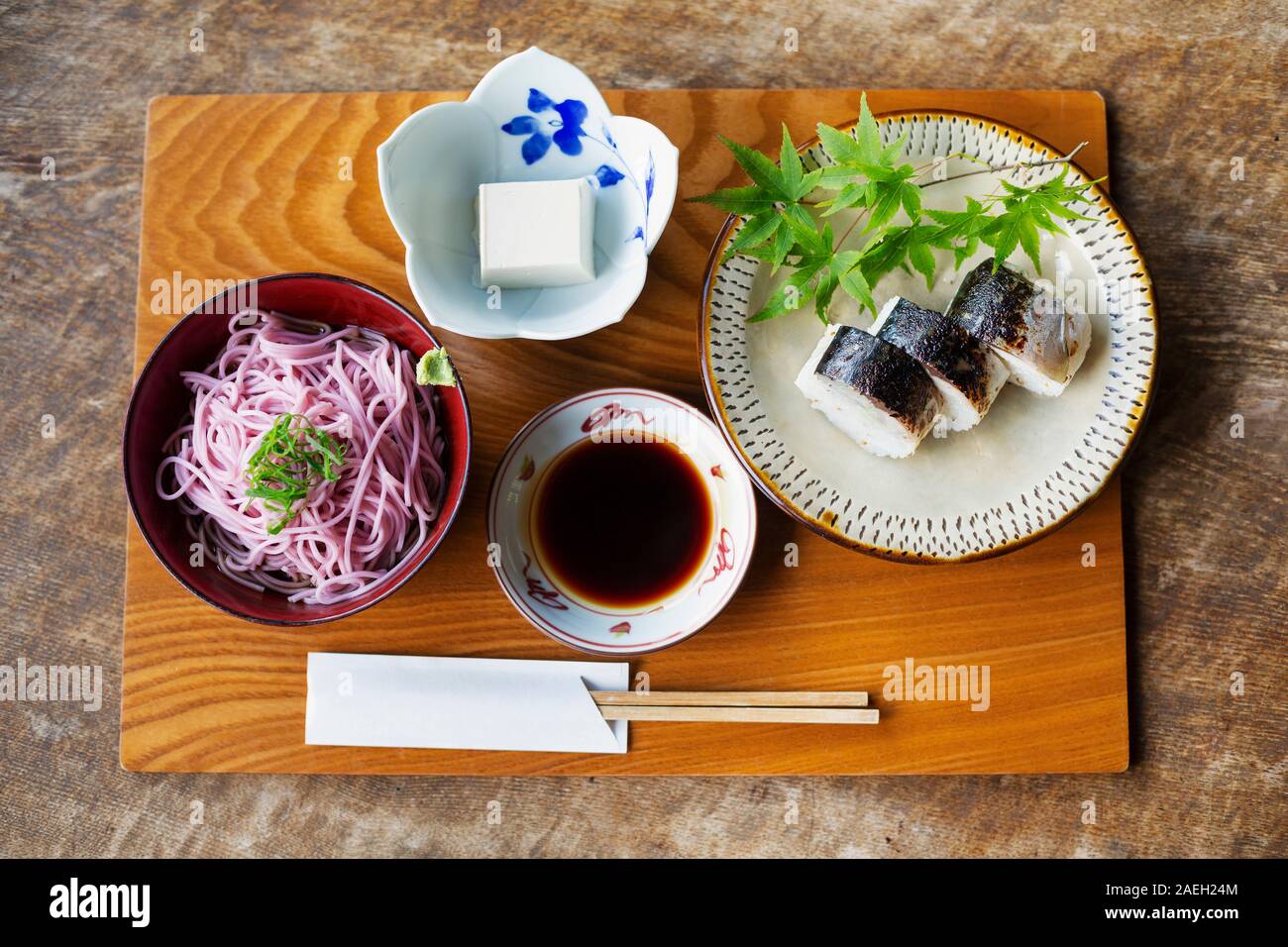 Hohen winkel Nahaufnahme von Sushi, Nudeln, Tofu und Soja Sauce auf eine Tabelle in ein japanisches Restaurant. Stockfoto