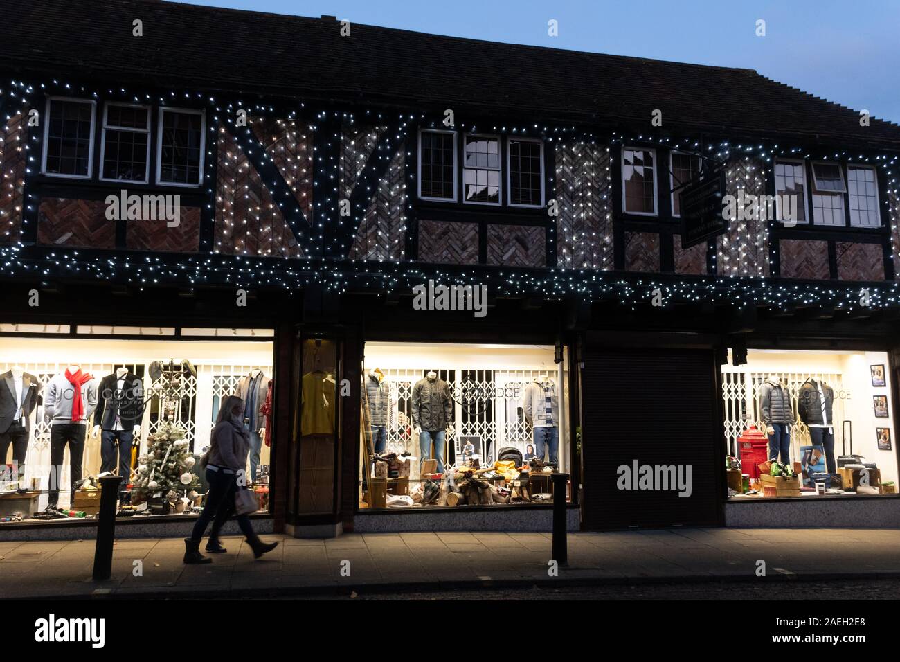 Weihnachtsbeleuchtung in Farnham, Surrey, Großbritannien. John goodridge Herrenmode shop Exterieur. Stockfoto
