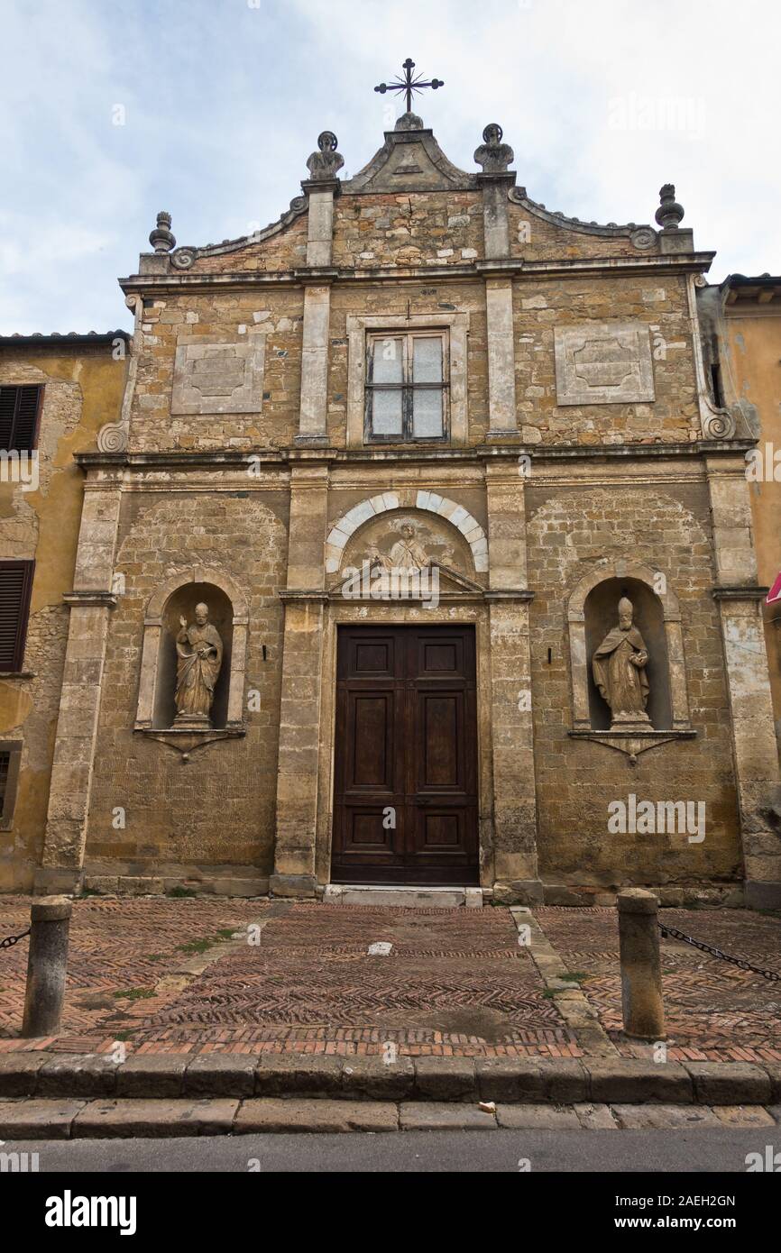 Eingang zur kleinen Kirche Chiesa di San Pietro in Lodi in der Nähe der Fortezza Medicea in Voltera, Toskana, Italien Stockfoto