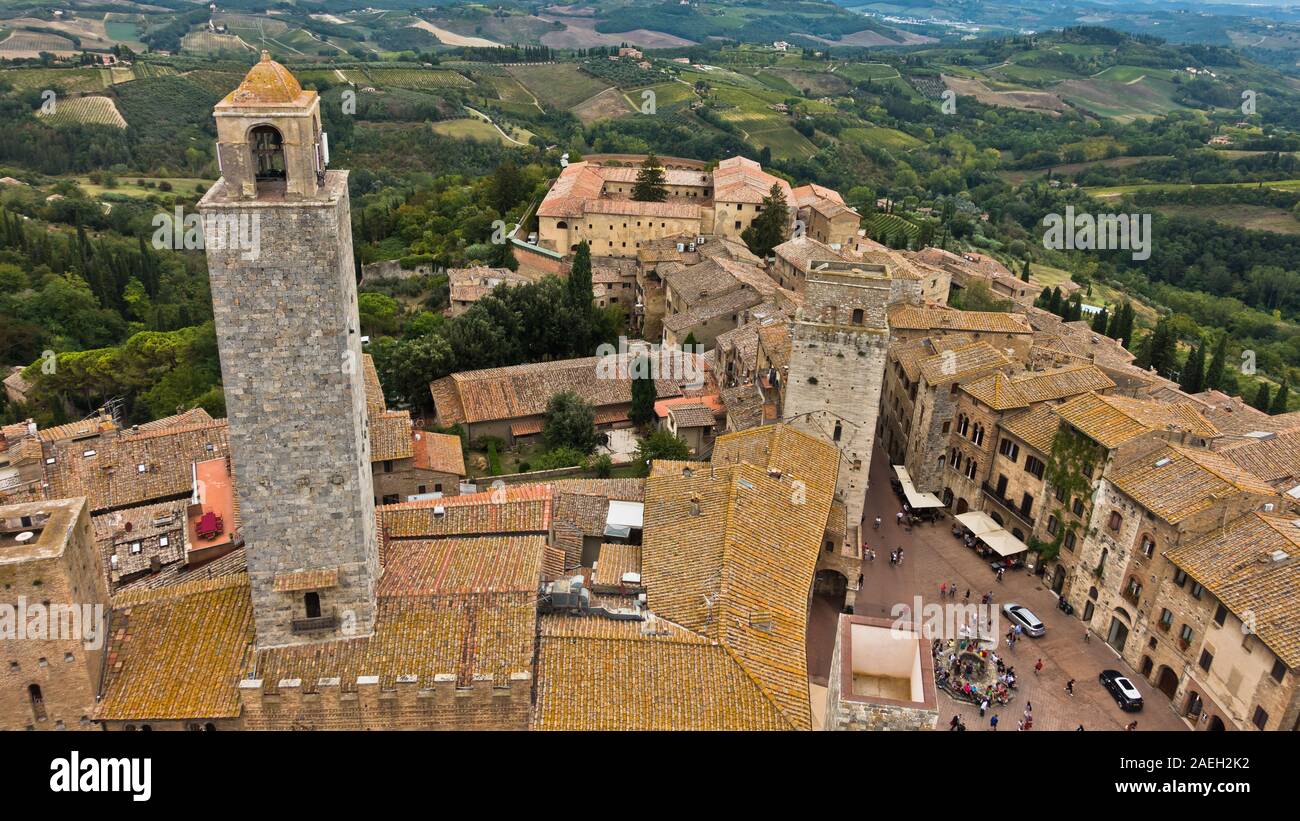 Panorama Blick auf die Stadt und die umliegende Landschaft von den Türmen von San Gimignano in der Toskana, Italien Stockfoto