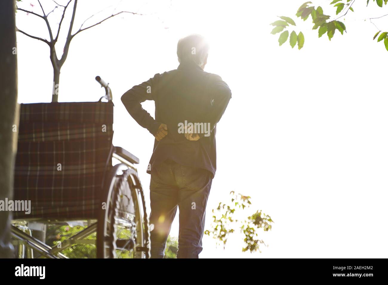Ansicht der Rückseite des asiatischen älterer Mann im Rollstuhl sitzen Stockfoto