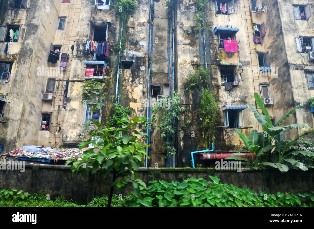 Mehrfamilienhaus in Yangon, Myanmar, die von der Bahnlinie gesehen Stockfoto