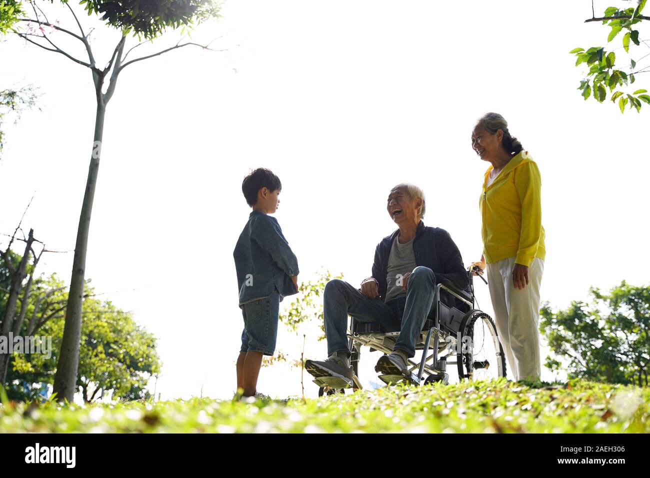 Asiatische Großvater Großmutter und Enkel Spaß draußen im Park Stockfoto