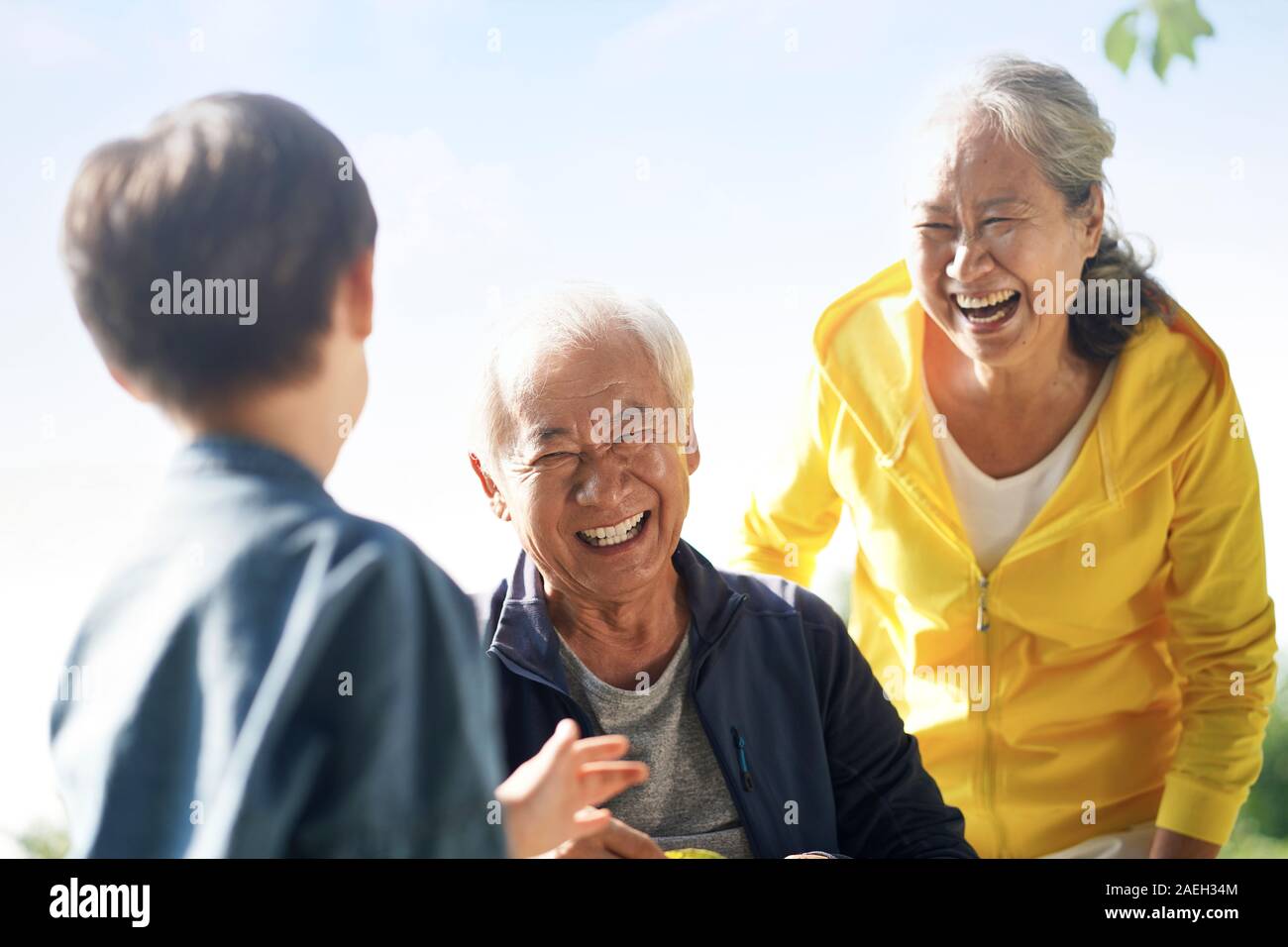 Asiatische Großvater Großmutter und Enkel Spaß draußen im Park Stockfoto