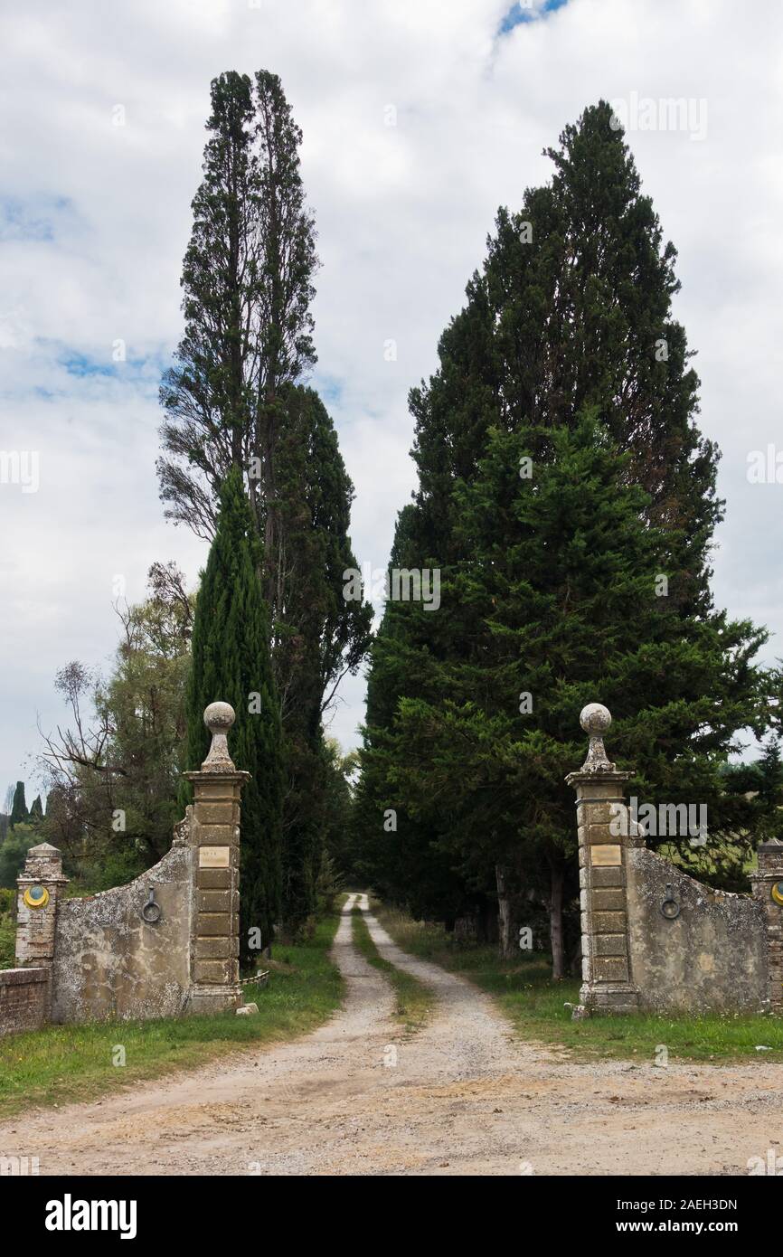 Wandern backroads der Toskana, Ausruhen im Schatten der Zypressen in der Villa Eingang, in der Nähe von Siena, Italien Stockfoto