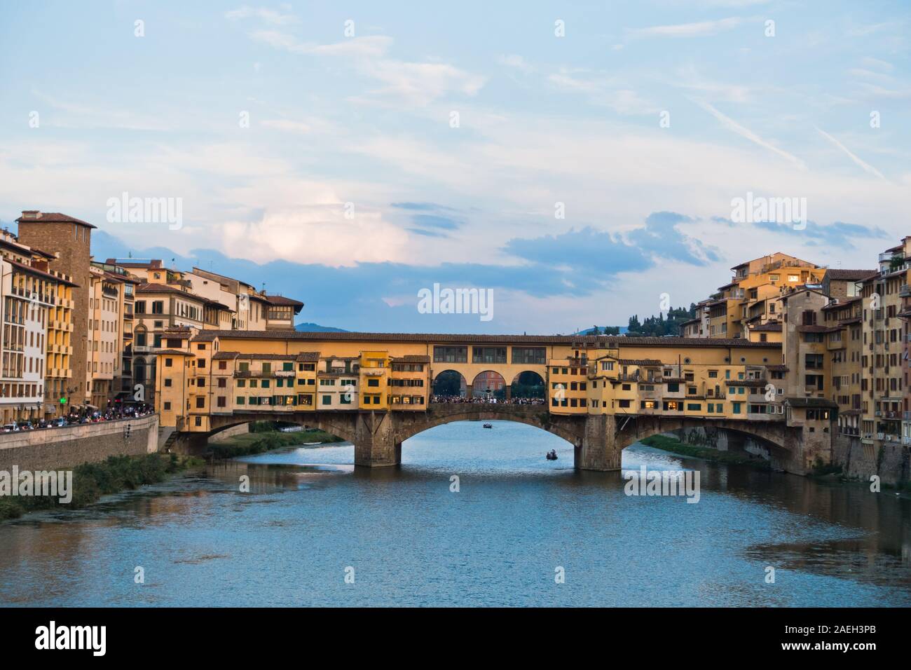 Die Brücke Ponte Vecchio und der Architektur am Ufer des Flusses Arno in Florenz, Toskana, Italien Stockfoto