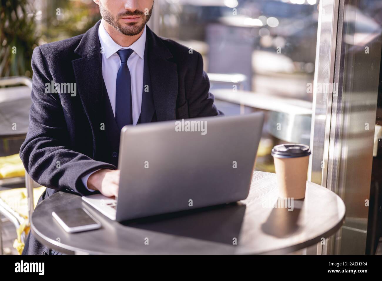 Art junge Unternehmer vor seinem Laptop Stockfoto