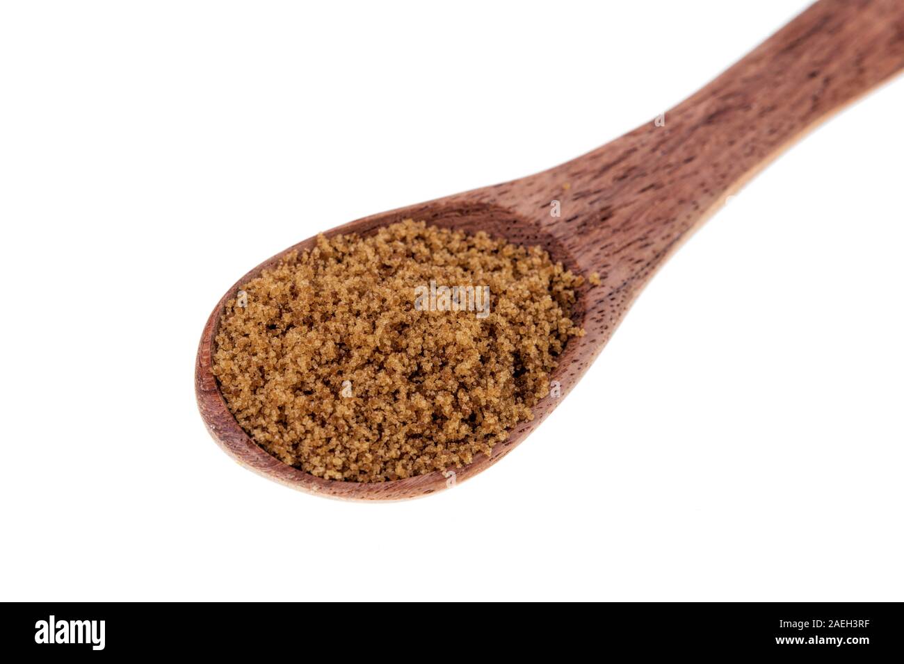 Löffel aus Holz, voll von süßen braunen Zucker auf weißem Hintergrund Stockfoto