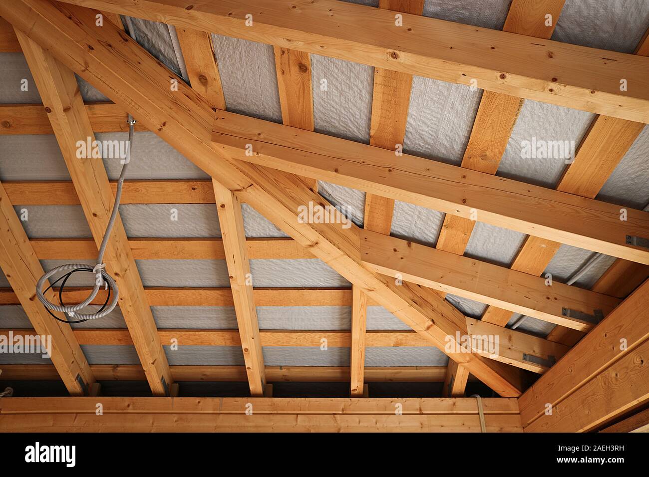 Holzkonstruktion des Daches eines Landhauses, Badehaus. Der Prozess des Aufbaus ein Sommerhaus. Stockfoto