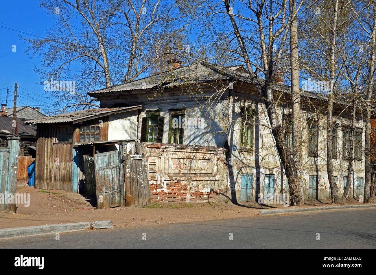 Ein heruntergekommenes Gebäude in Ulan Ude, Burjatien, Sibirien, Russland Stockfoto