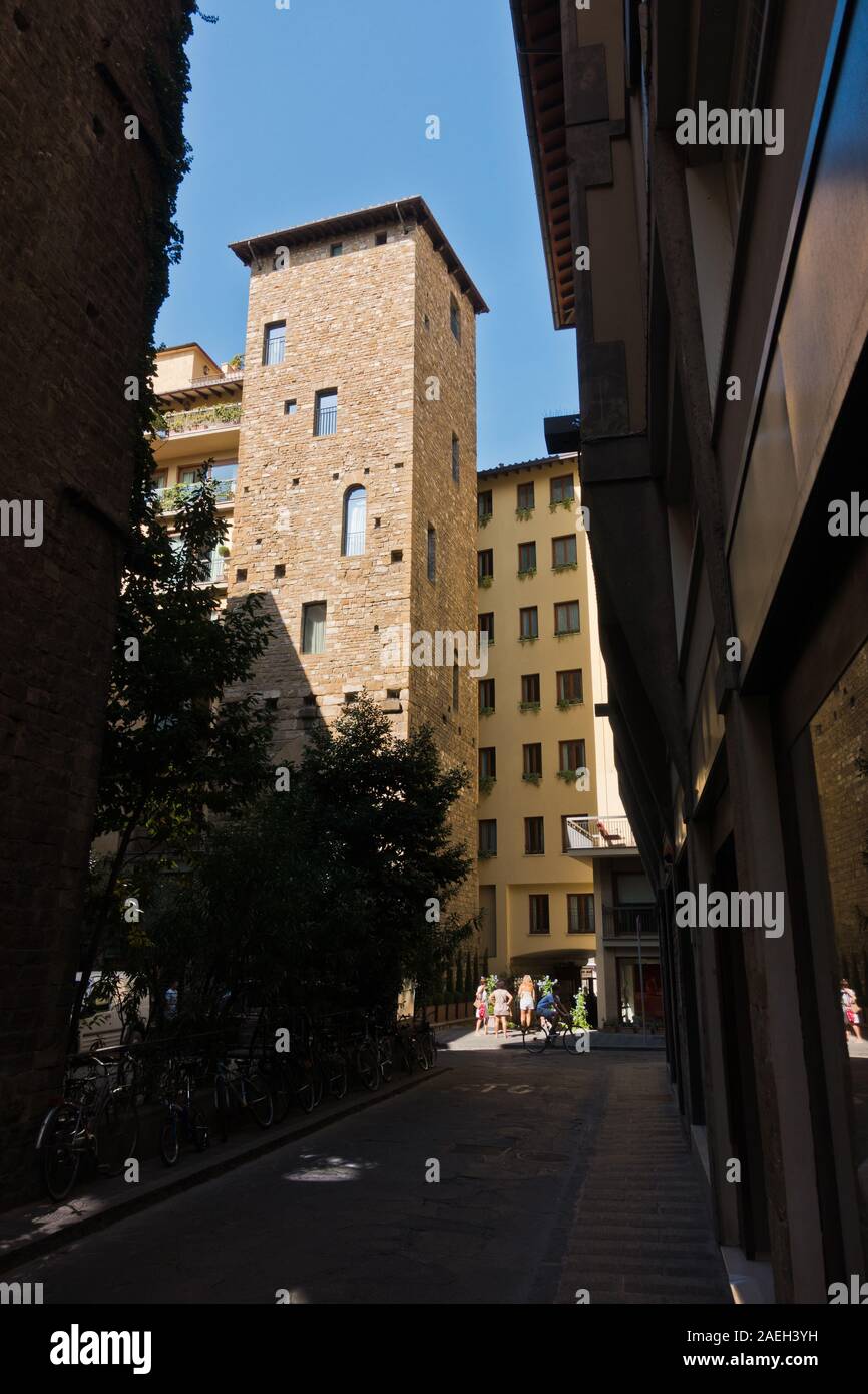 Enge Gasse in der Innenstadt von Florenz in der Toskana, Italien Stockfoto