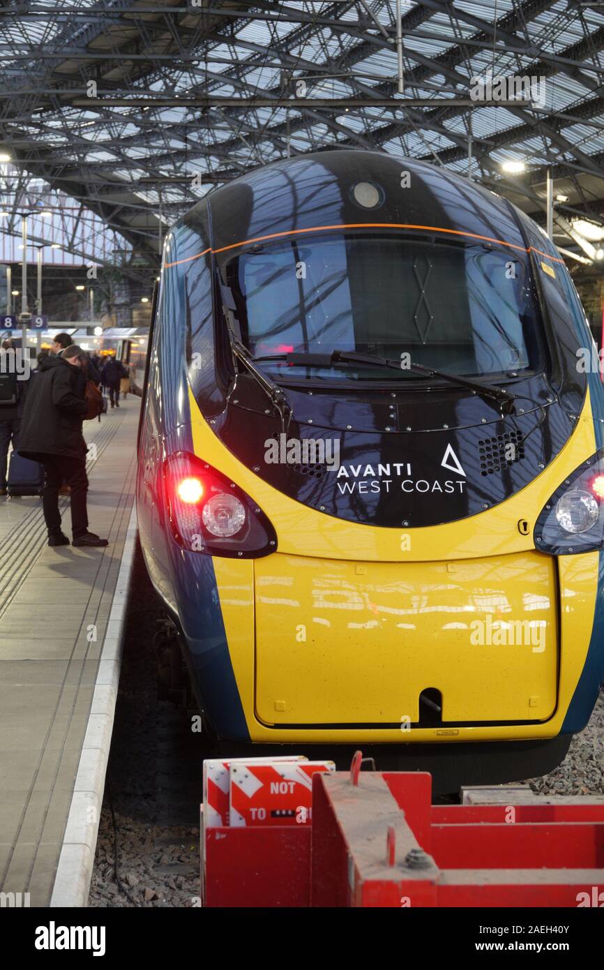 Liverpool, Großbritannien. 9 Dez, 2019. Avanti Westküste am Bahnhof Lime Street Station nach der Übernahme von Virgin Trains der Service von Liverpool nach London Euston laufen zu lassen. Avanti Muttergesellschaft erste Bahn sagte, daß Sie die Frequenz der Züge auf zwei pro Stunde verdoppeln. Credit: ken Biggs/Alamy leben Nachrichten Stockfoto