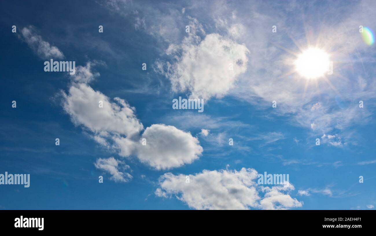 Sonnige natürlichen Hintergrund, blauer Himmel mit Cirrus und cumulus Wolken. Das Konzept der Reisen, Träume, Ferien, Sommer Stimmung. Stockfoto