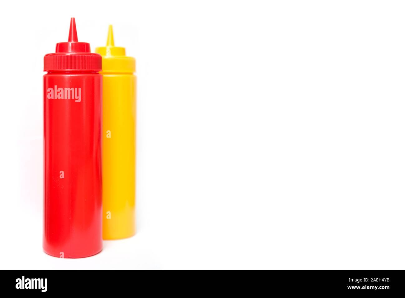 Ketchup und Senf Flasche isoliert auf dem weißen Hintergrund Stockfoto