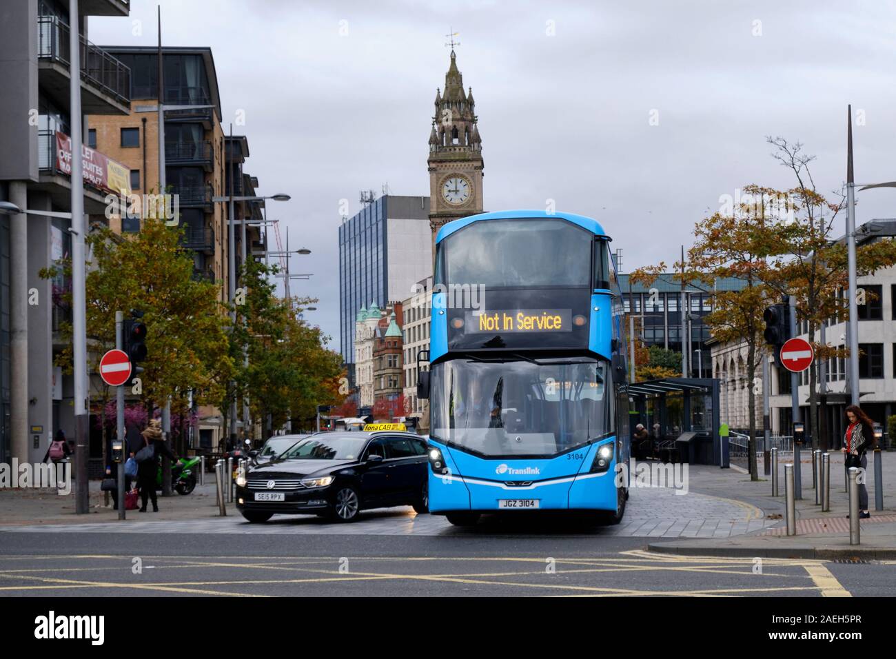 Nicht im Service Translink Blue Bus durch das Zentrum von Belfast, Nordirland auf einem grauen langweiligen Tag Stockfoto