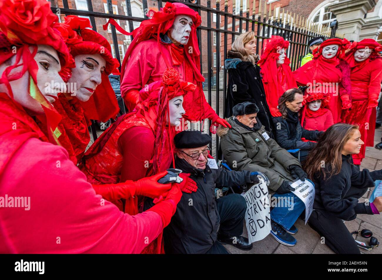 London, Großbritannien. 9 Dez, 2019. Lily Cole visits Hungerstreikenden Peter Cole, 76, und Marko, die in den Streik für 21 Tage wurden, außerhalb CCHQ, (auch mit Marina Tricks, 18, aus Mexiko, die Sie im Hungerstreik trat für zwei Wochen) in der Hoffnung, dass jemand von der Konservativen Partei herauskommen würde und mit ihnen über ihre Klimaziele sprechen. Bisher hat niemand heraus kommen. Das Aussterben Rebellion 12 Tage der Krise das Klima und Ökologische Not ist ganz oben auf der Tagesordnung dieser Wahlen zu gewährleisten. Credit: Guy Bell/Alamy leben Nachrichten Stockfoto