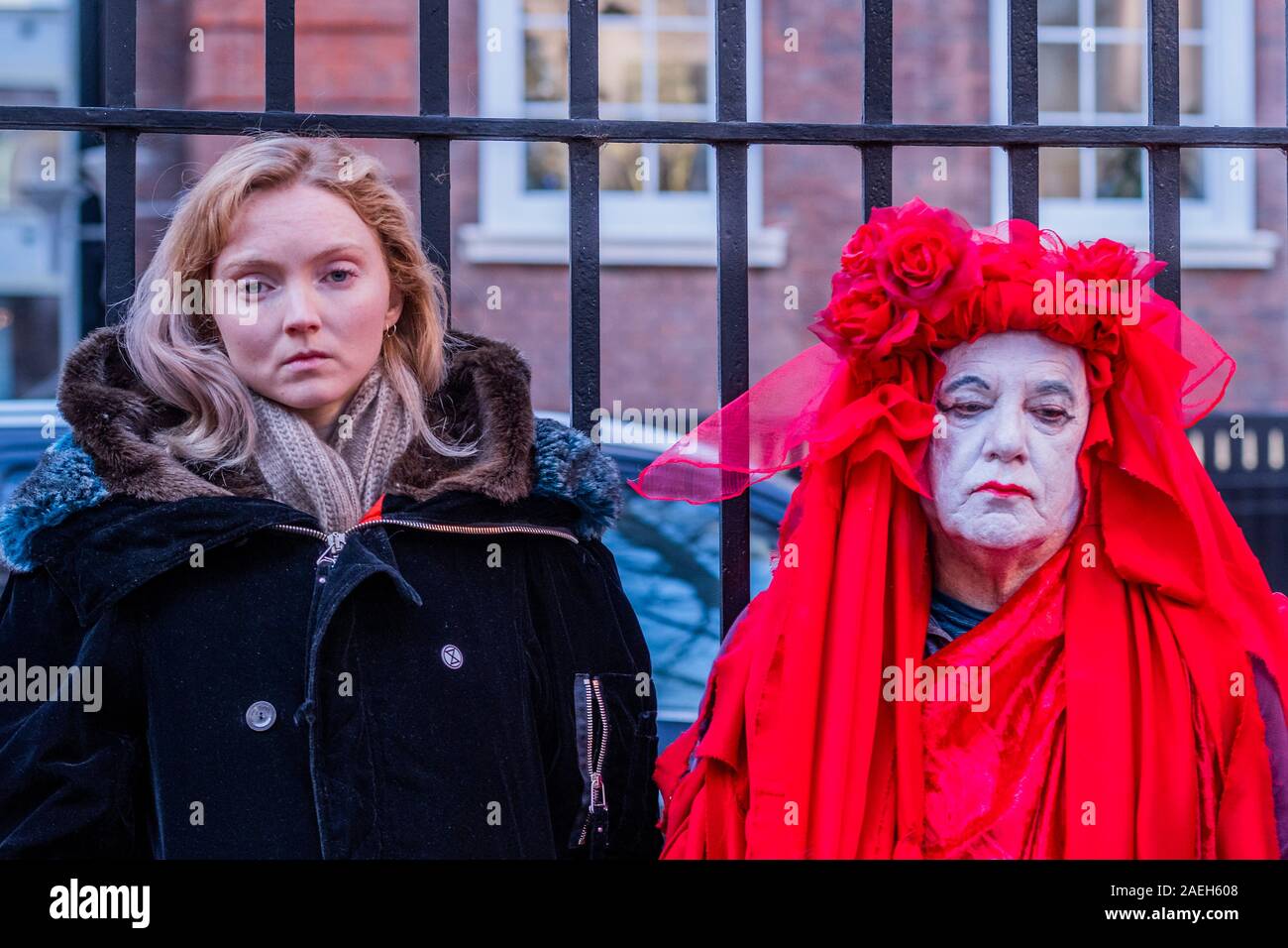 London, Großbritannien. 9 Dez, 2019. Lily Cole visits Hungerstreikenden Peter Cole, 76, und Marko, die in den Streik für 21 Tage wurden, außerhalb CCHQ, in der Hoffnung, dass jemand von der Konservativen Partei herauskommen würde und mit ihnen über ihre Klimaziele sprechen. Bisher hat niemand heraus kommen. Das Aussterben Rebellion 12 Tage der Krise das Klima und Ökologische Not ist ganz oben auf der Tagesordnung dieser Wahlen zu gewährleisten. Credit: Guy Bell/Alamy leben Nachrichten Stockfoto