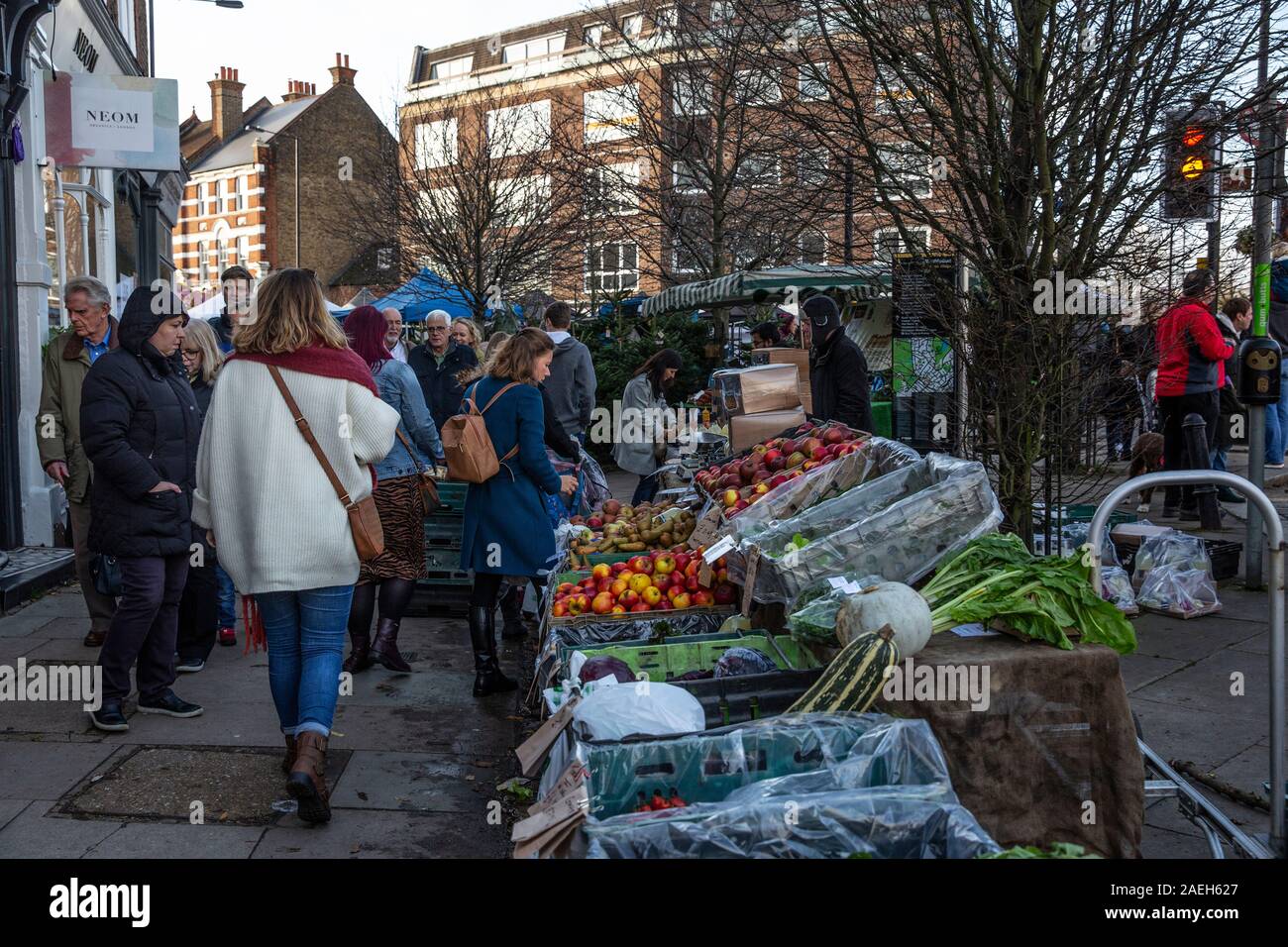 Wimbledon Village Weihnachtsmarkt, Menschen die besondere Weihnachten Farmers Market Teil des jährlichen Weihnachtsmarkt besuchen, West London, England, Großbritannien Stockfoto