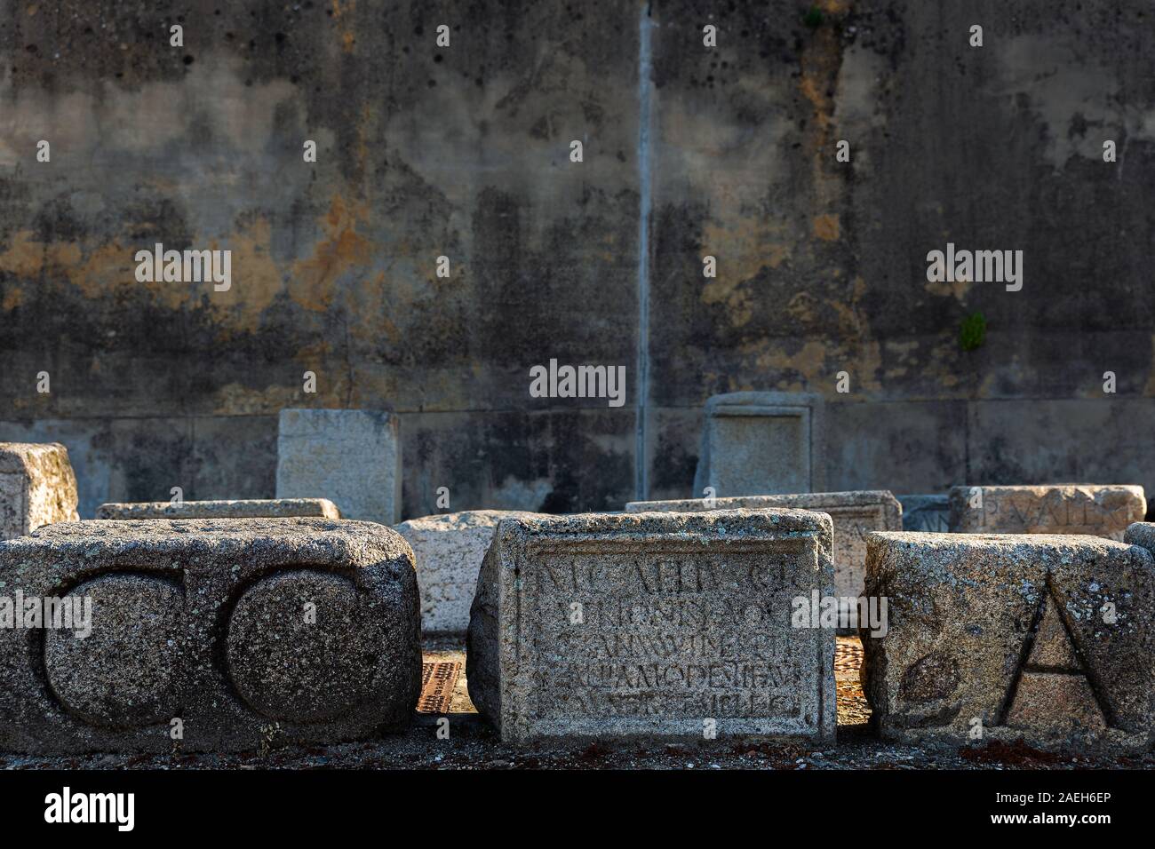 Antike römische Grabsteine und Inschriften in Idanha-a-Velha. Portugal. Stockfoto